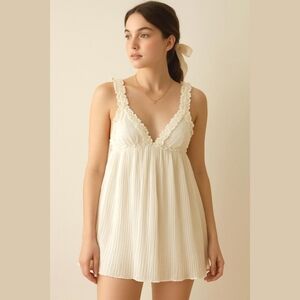 🥑Vintage 80s-90s White Baby Doll Pleated negligee chemise Lace Frill details